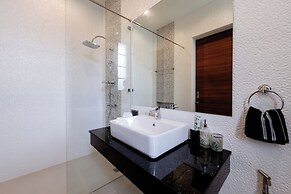 Villa Viola | 7 BR Brand New Fully Staffed Villa