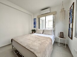 143 LCA - Stay Blue House