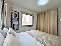 143 LCA - Stay Blue House