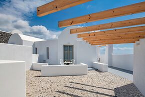 Villa - Sleeps 3 - Private Pool-parking