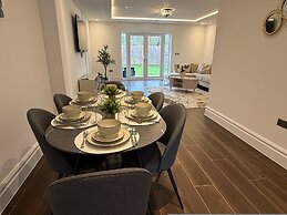 Beautiful 5 Bed House - Close to Windsor Castle