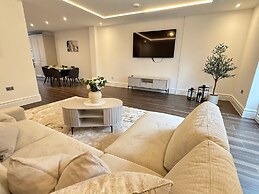 Beautiful 5 Bed House - Close to Windsor Castle