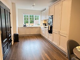 Beautiful 5 Bed House - Close to Windsor Castle