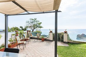 Guesthost - Penelope Seaview Apartment