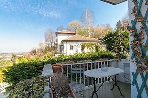 Guesthost - Charming Apt With Parking!