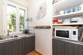 Guesthost - Charming Apt With Parking!