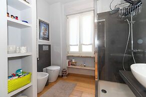 Guesthost - Charming Apt With Parking!