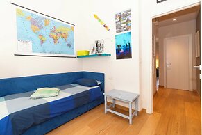 Guesthost - Charming Apt With Parking!