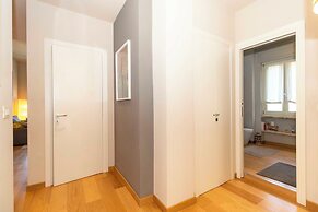 Guesthost - Charming Apt With Parking!