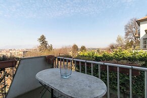 Guesthost - Charming Apt With Parking!