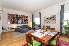 Guesthost - Charming Apt With Parking!
