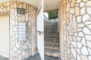 Guesthost - Charming Apt With Parking!