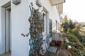 Guesthost - Charming Apt With Parking!