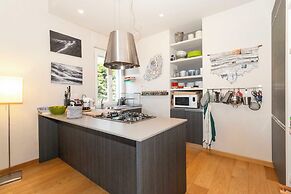Guesthost - Charming Apt With Parking!