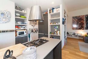 Guesthost - Charming Apt With Parking!