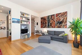 Guesthost - Charming Apt With Parking!