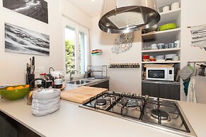 Guesthost - Charming Apt With Parking!