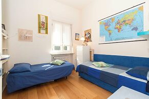 Guesthost - Charming Apt With Parking!