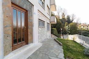 Guesthost - Charming Apt With Parking!