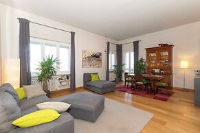 Guesthost - Charming Apt With Parking!