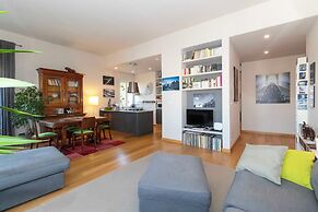 Guesthost - Charming Apt With Parking!