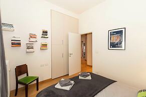 Guesthost - Charming Apt With Parking!