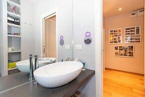 Guesthost - Charming Apt With Parking!