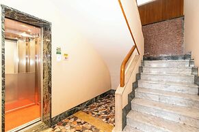 Guesthost - Charming Apt With Parking!