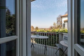 Guesthost - Charming Apt With Parking!