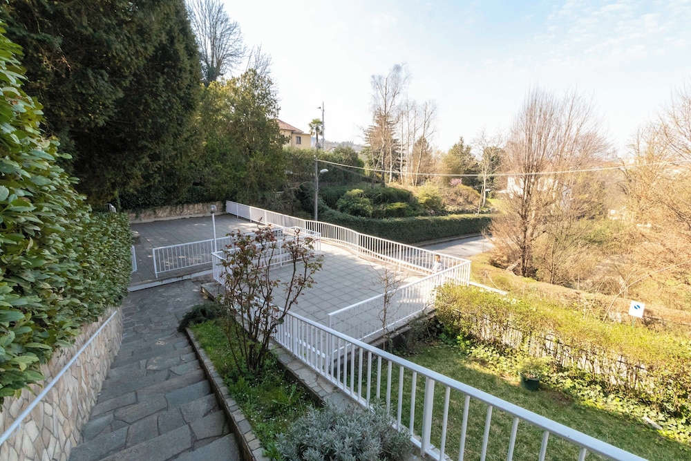Guesthost - Charming Apt With Parking!