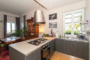Guesthost - Charming Apt With Parking!