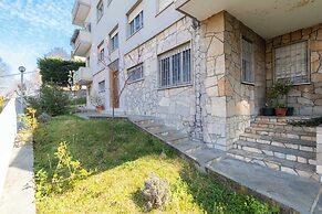 Guesthost - Charming Apt With Parking!