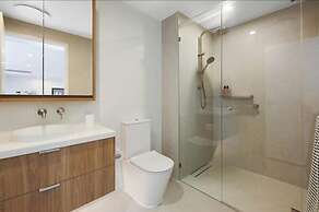 Luxury 2BR Palm Beach Apartment