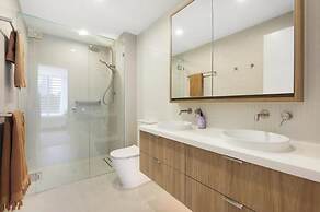 Luxury 2BR Palm Beach Apartment
