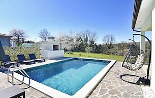 Comfortable Holiday Home With Pool