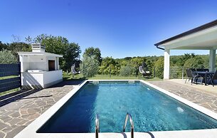 Comfortable Holiday Home With Pool