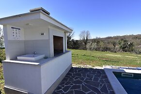 Comfortable Holiday Home With Pool
