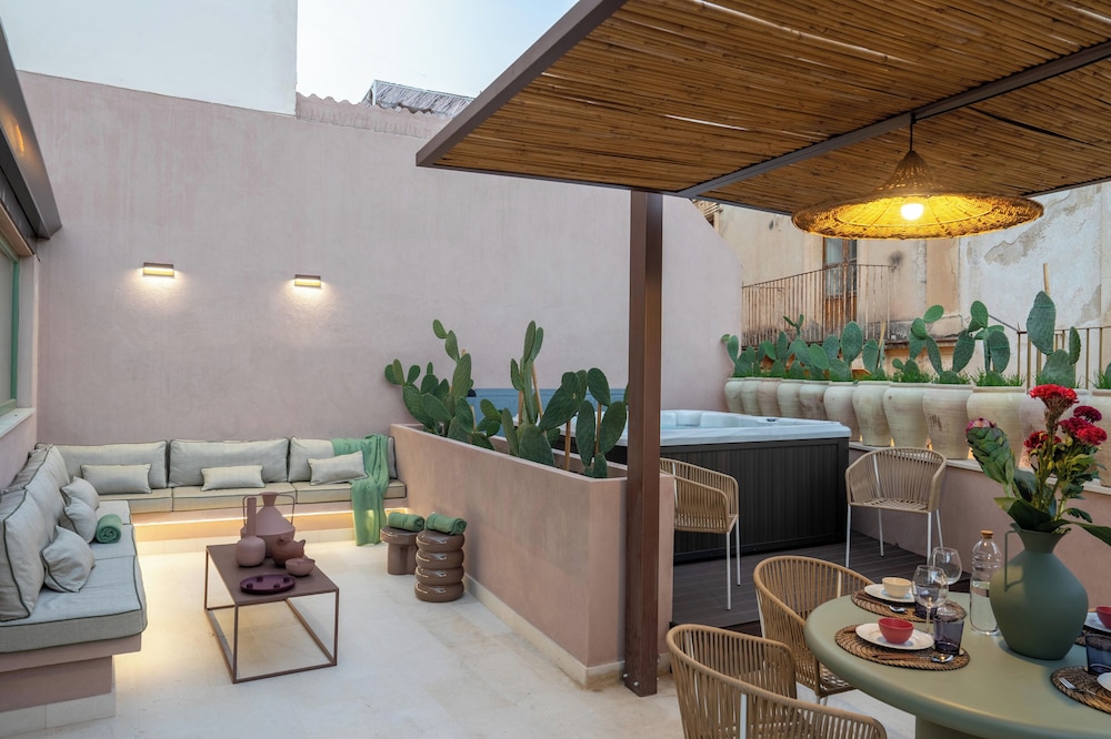 Vico Trigona con Terrazza e Jacuzzi Riscaldata