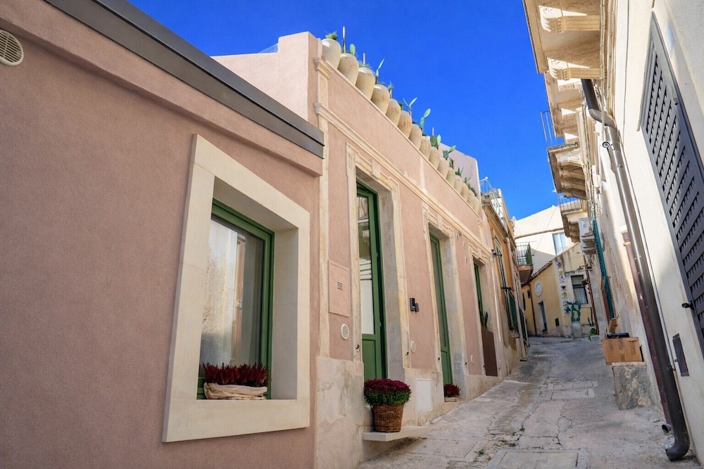 Vico Trigona con Terrazza e Jacuzzi Riscaldata