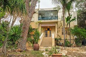 Historic & Modern Home with Garden