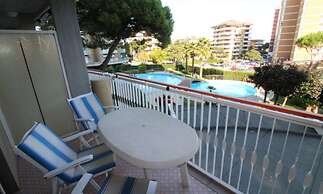 Modern Flat With Pool View