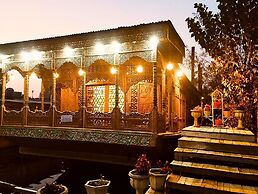 DeLaila Luxury Houseboat by Shahnawaz