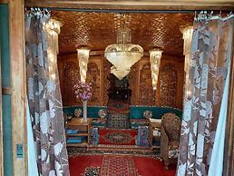 DeLaila Luxury Houseboat by Shahnawaz