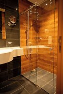 Reya Creek Hotel