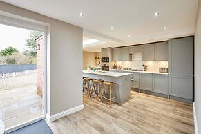 Host Stay Crescent House