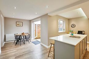 Host Stay Crescent House