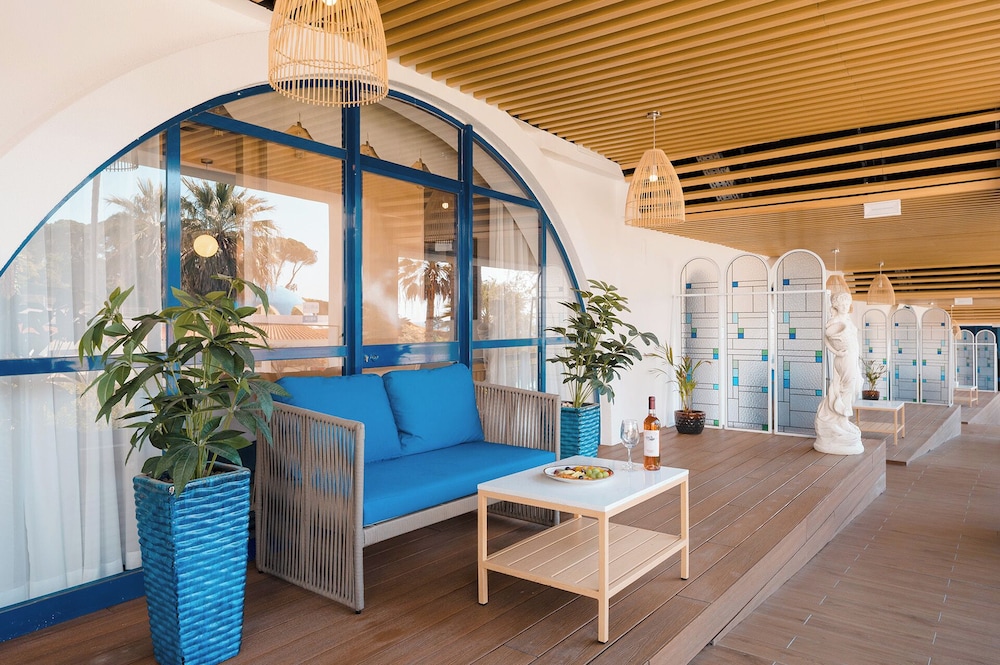 Monicca Collection Oura View Suites