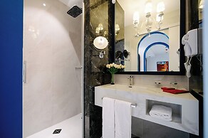 Monicca Collection Oura View Suites