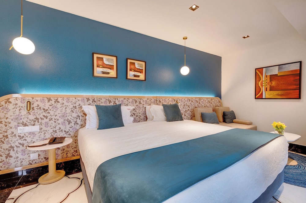 Monicca Collection Oura View Suites