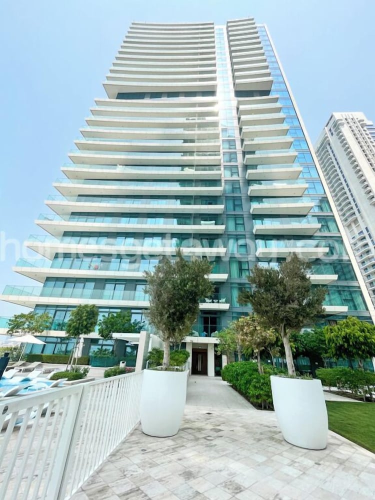 Beachfront Marina Skyline Views